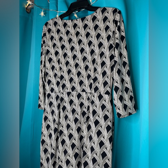 WHBM Form flattering black design dress size 8 - Picture 6 of 10